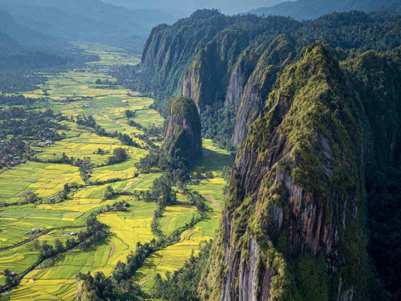 Menatap Keindahan Puncak Gunung Tertinggi Nusantara